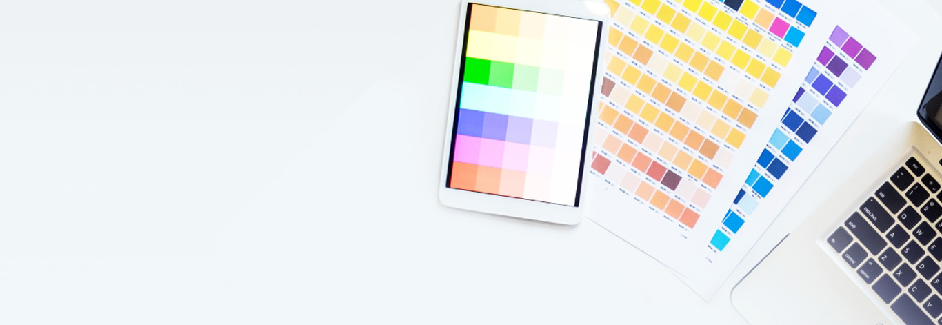 palette colori su tablet su fogli e su computer